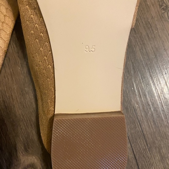 Brown sandels. Never worn. Size 9.5 - Picture 2 of 2